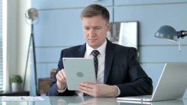 Ofiste tablet kullanan bir işadamı