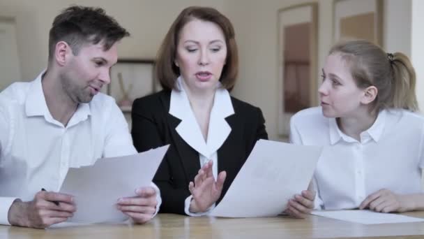 Diskussion på arbetet, argument — Stockvideo