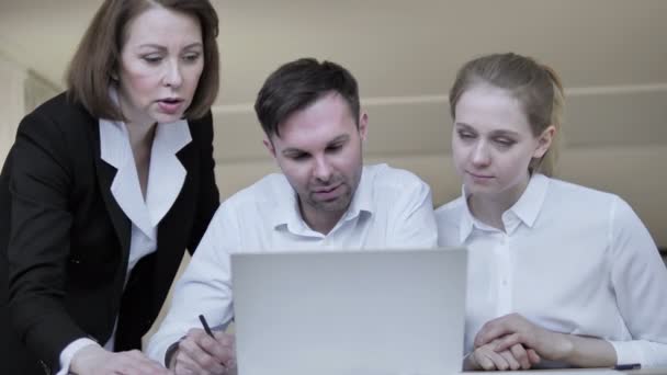 Pessoas de negócios trabalhando no laptop — Vídeo de Stock