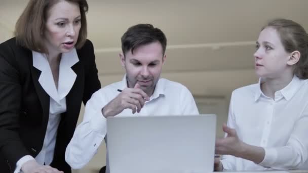 Empresaria enojada hablando con empleados — Vídeos de Stock