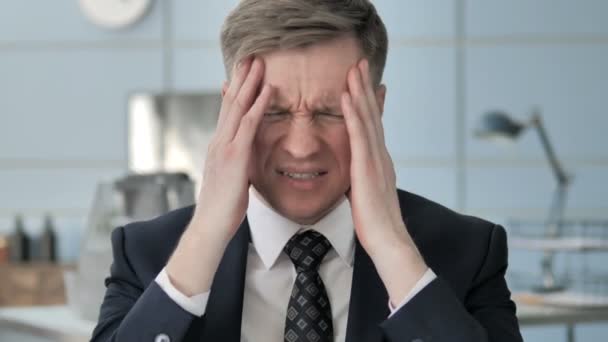 Huvudvärk, spänd affärsman med huvud smärta — Stockvideo