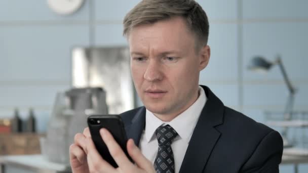 Obchodník rozrušený selháním při telefonování — Stock video