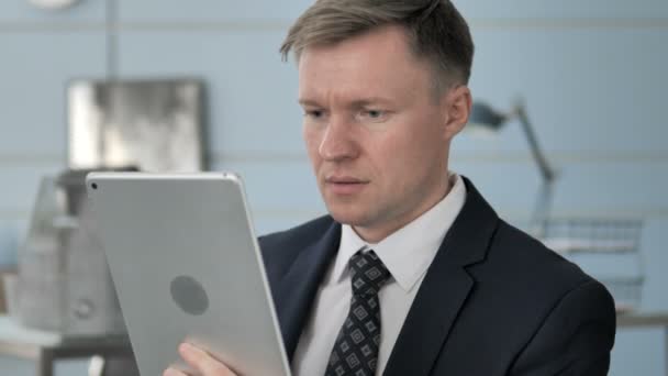 Uomo d'affari che reagisce alla perdita su tablet — Video Stock