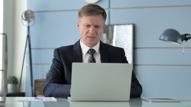 Biznesmen z bólem głowy w biurze — Wideo stockowe
