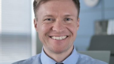 Gülen Başarılı İşadamının Yüzü Yakın Çekim