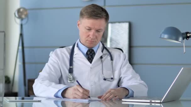 Läkare skriver behandlings plan för patienten — Stockvideo