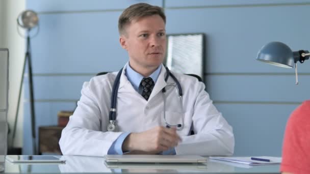 Лікар розмовляє з пацієнтом у клініці — стокове відео
