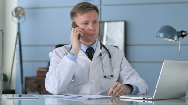 Dottore che parla al telefono in clinica — Video Stock