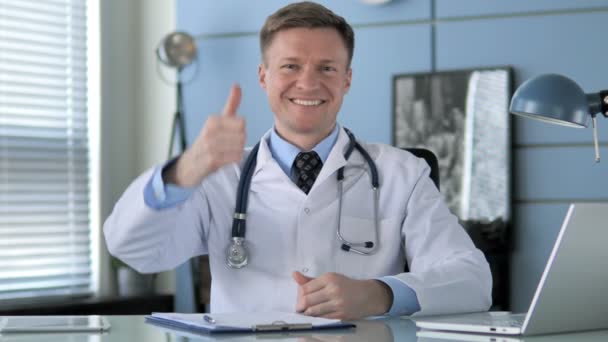 Polegares para cima por médico confiante na clínica — Vídeo de Stock