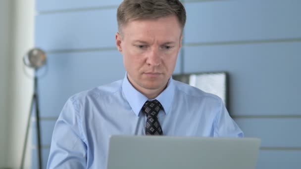 Gros plan de l'homme d'affaires travaillant sur ordinateur portable — Video