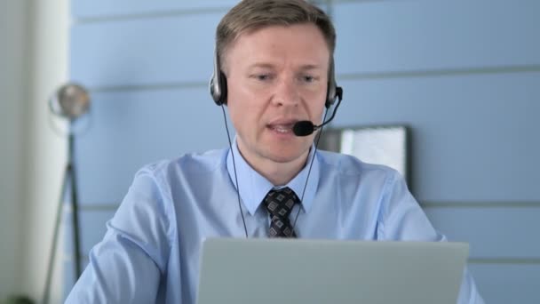 Call Center Service, Geschäftsmann im Gespräch mit dem Kunden — Stockvideo