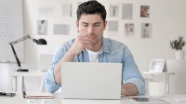 Baş ağrısı ile Casual Genç Adam