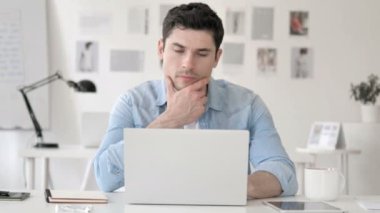 Pensive Casual Genç Adam İş Yerinde Düşünme