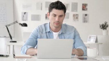 Casual Genç Adam İş Yerinde Kaybı ile Üzgün
