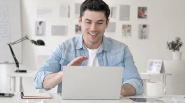 İşadamı tarafından online görüntülü sohbet