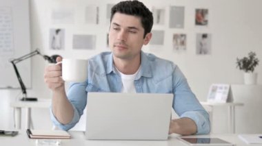 Casual Genç Adam Laptop Çalışırken Kahve İçme
