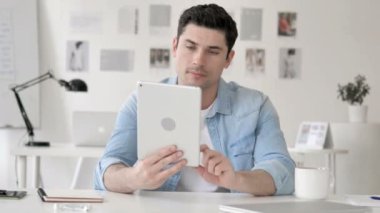 Casual Genç Adam Tablet Sonuçları için Heyecanlı