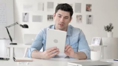 Casual Genç Adam İş Kaybı tarafından Üzgün