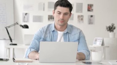 Yorgun Casual Genç Adam Ofis Bırakarak