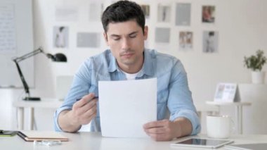 Ofiste Gündelik Genç Adam Okuma Belgeleri