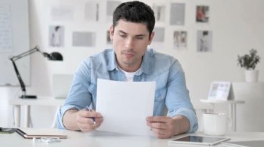 Casual Genç Man Başarılı Anlaşma Kutluyor