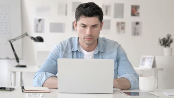 Casual jeune homme avec douleur au cou au travail — Video