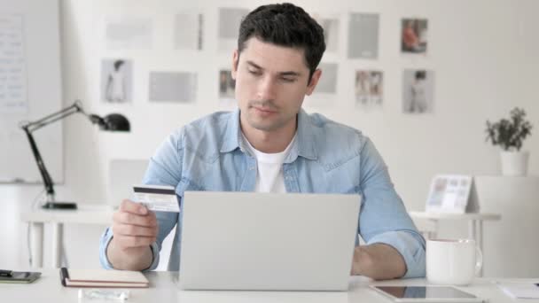 Pago en línea por hombre de negocios, compras — Vídeo de stock