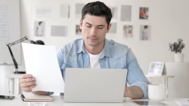 Joven Casual Trabajando en la Oficina de Contrato, Papeleo — Vídeos de Stock