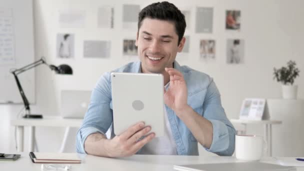 Online videochat op tablet door zakenman — Stockvideo