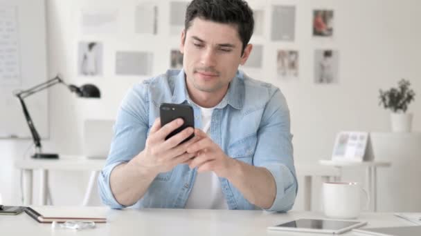 Jovem Casual Usando Smartphone, Digitando Mensagem — Vídeo de Stock