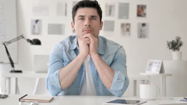 Huvudvärk, spänd casual ung man med huvud smärta på jobbet — Stockvideo
