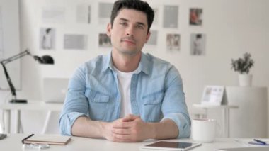 Casual Genç Adam Tarafından Thumbs Up İşyerinde Oturan