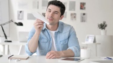 Düşünme Pozitif Casual Genç Adam Kağıt Uçak Holding