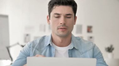 Baş ağrısı ile Casual Genç Adam Vurguladı