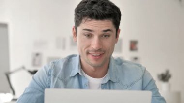 Casual Genç Adam İş Yerinde Başarı Kutluyor