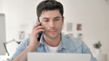 Casual Genç Adam Müşteri ile Telefonda Konuşuyor