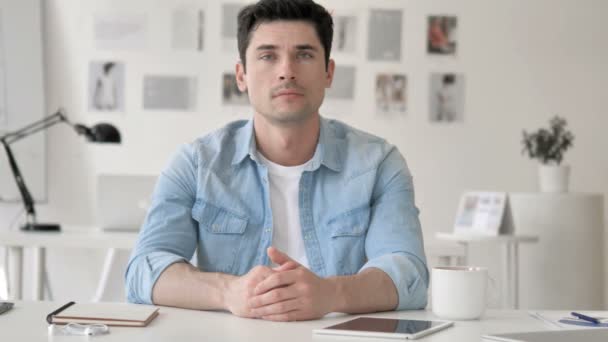 Dohodnout příležitostný mladý muž přijmutí nabídky třesoucí hlavou — Stock video