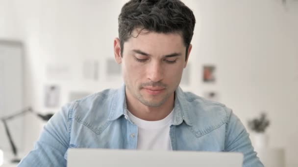 Närbild av avslappnad ung man som arbetar på laptop — Stockvideo