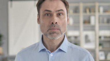 Kıdemli Yaşlı İşadamı Gesturing No Sallayarak Head tarafından