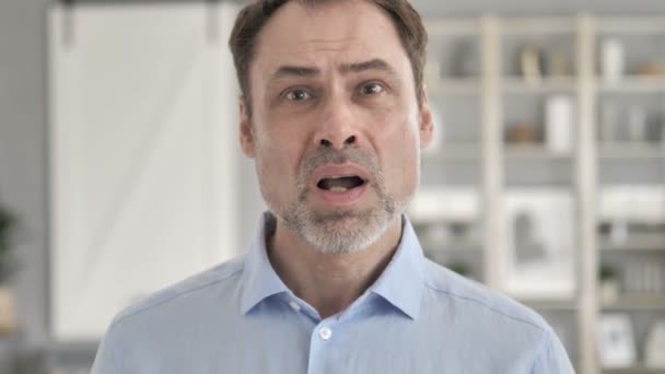 Retrato del hombre de negocios anciano frustrado reaccionando a la pérdida — Vídeos de Stock