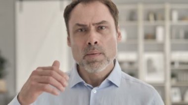 Yaşlı İşadamı tarafından Arama Jesti