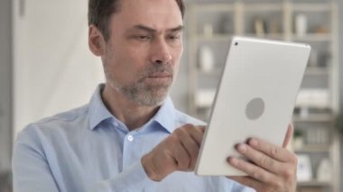 Yaşlı İşadamı Tabletteki Kayıplara Tepki Veriyor
