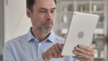 Yaşlı İşadamı Tablette Başarıyı Kutluyor