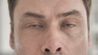 Yaşlı Adamın Yanıp Sönen Gözleri