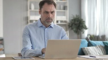 Yaşlı İşadamı İş Yerinde Düşünme