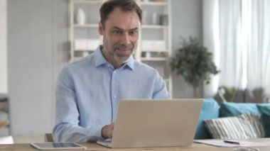 İşadamı Laptop'ta Başarıyı Kutluyor