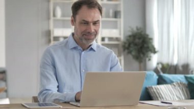 Yaşlı İşadamı Laptop Üzerinde Çalışıyor