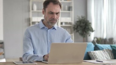 İş Yerinde Boyun Ağrısı Olan Yaşlı İşadamı