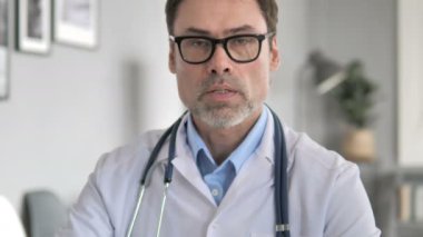 Klinikte Hasta ile Konuşan Kıdemli Doktor