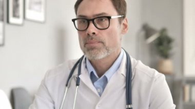 Kıdemli doktor tarafından klinikte thumbs up